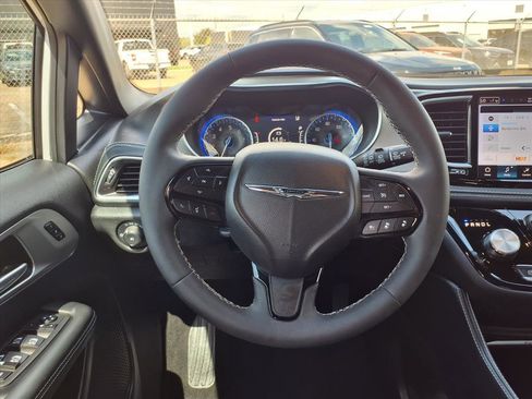 Used 2024 Chrysler Pacifica Limited w/ S Appearance Package image 13