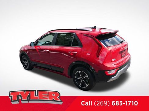 Used 2025 Kia Niro SX image 5