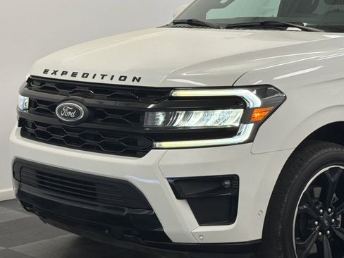 Used 2022 Ford Expedition Max Limited AWD/4WD image 2