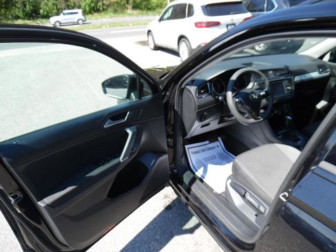 Used 2018 Volkswagen Tiguan S image 9