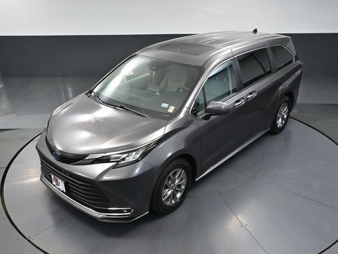 Used 2022 Toyota Sienna XLE AWD/4WD image 46