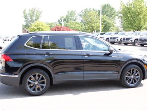 Used 2023 Volkswagen Tiguan SE AWD/4WD image 2