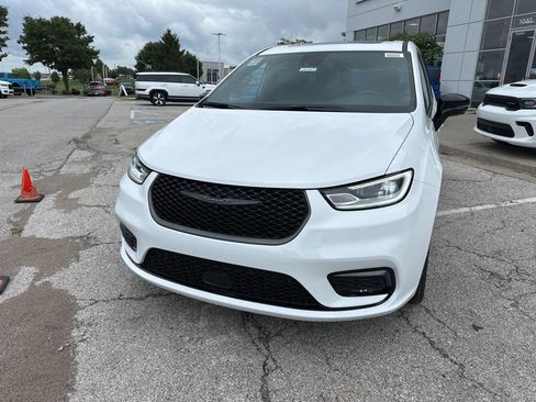 New 2026 Chrysler Pacifica Select image 10