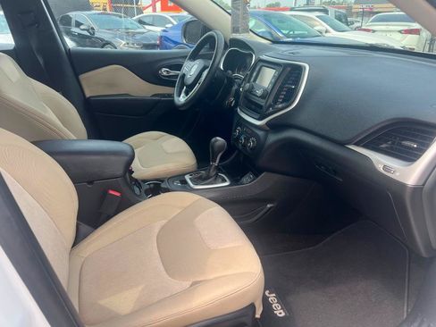 Used 2015 Jeep Cherokee Sport FWD image 13