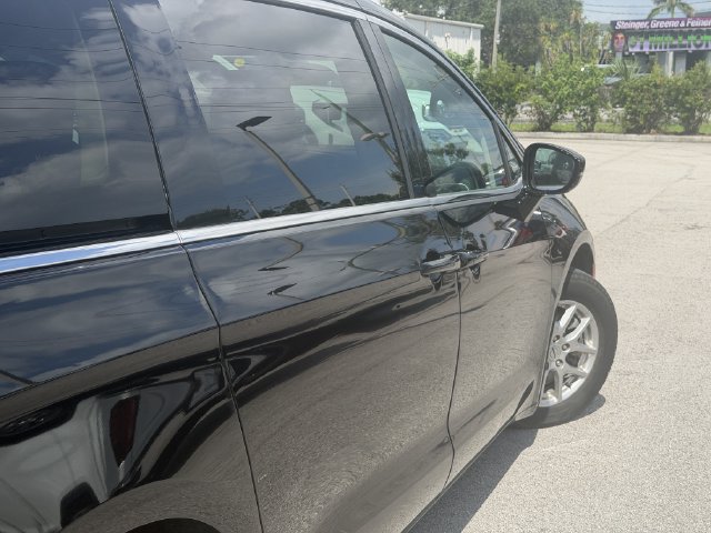 Used 2024 Chrysler Pacifica Touring-L FWD image 8