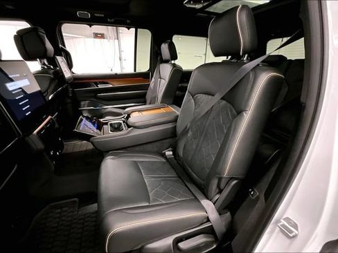 Used 2024 Jeep Grand Wagoneer Series III w/ Rear-Seat Entertainment Group AWD/4WD image 25