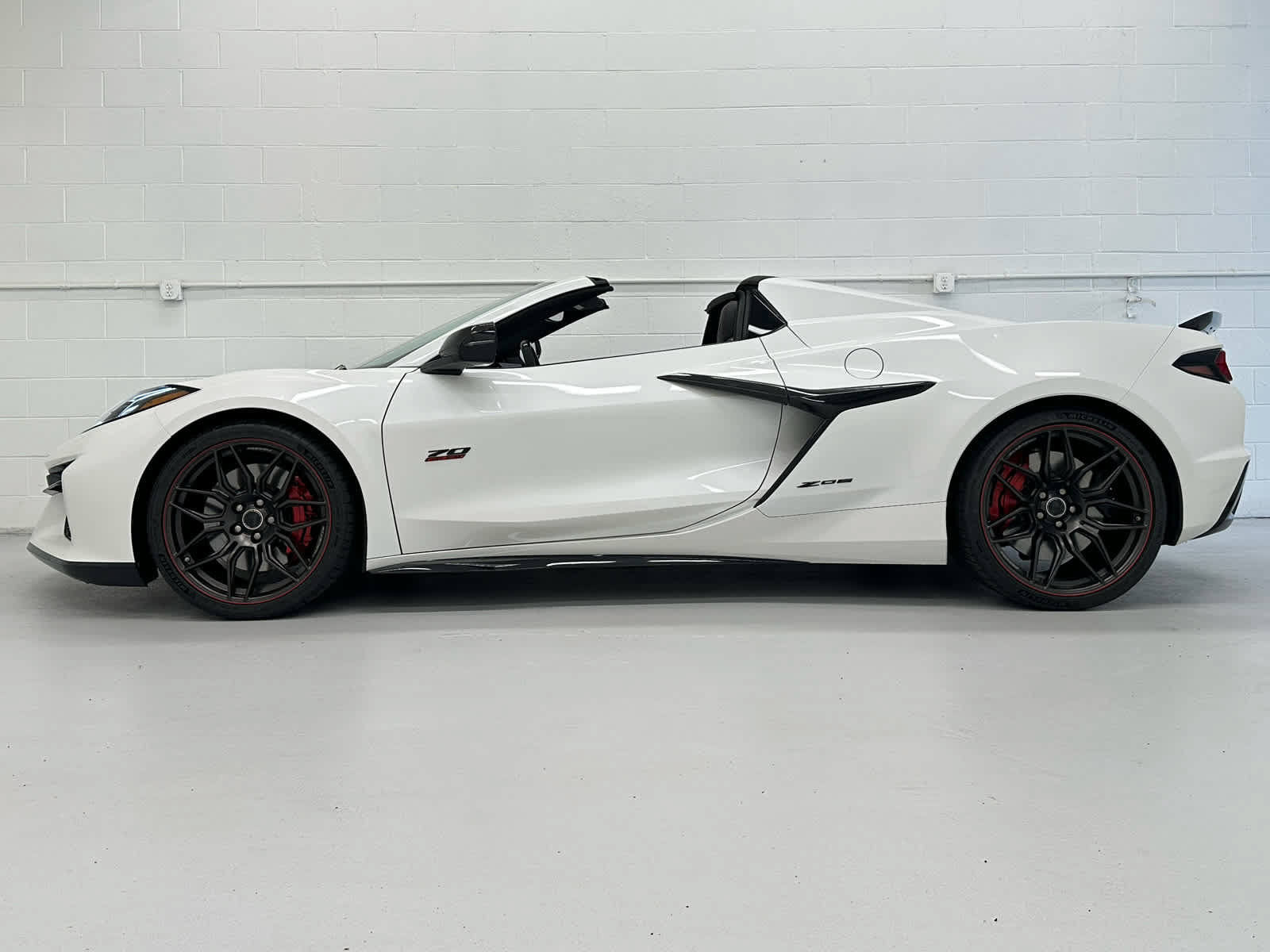 Used 2023 Chevrolet Corvette Z06 RWD image 3