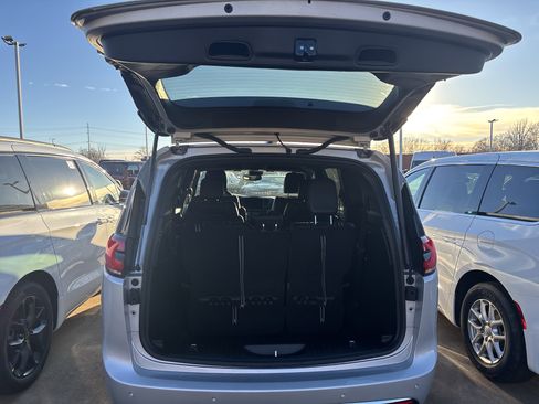 New 2026 Chrysler Pacifica Select image 8