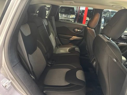 Used 2018 Jeep Cherokee Latitude w/ Cold Weather Group AWD/4WD image 32