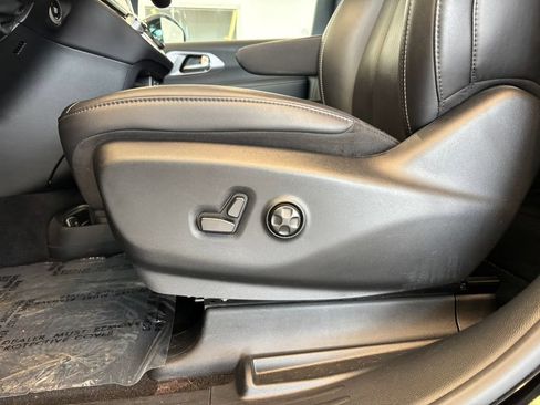 Used 2025 Chrysler Pacifica Select FWD image 17