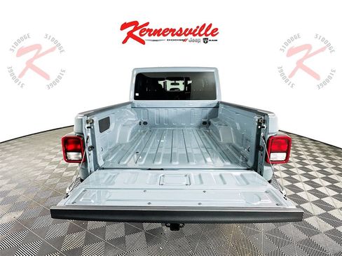 Used 2025 Jeep Gladiator Sport image 30