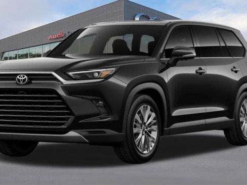 Used 2025 Toyota Highlander LE image 1