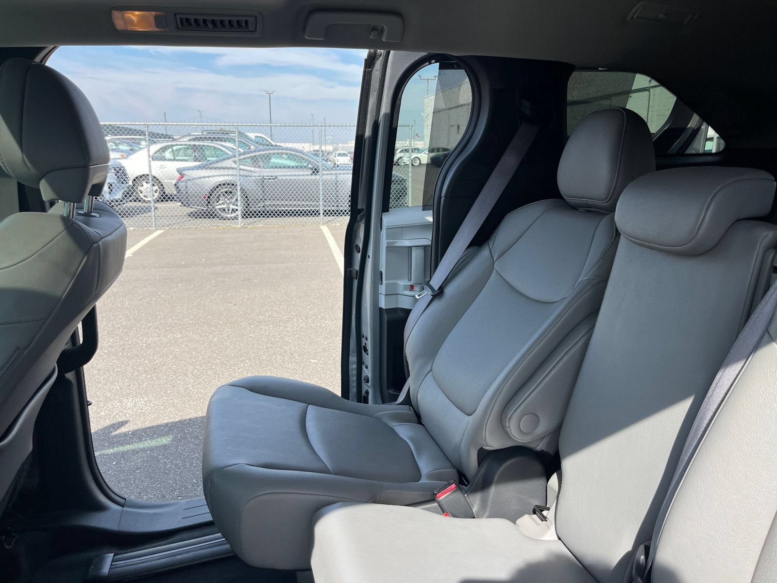 Used 2025 Toyota Sienna XLE FWD image 41