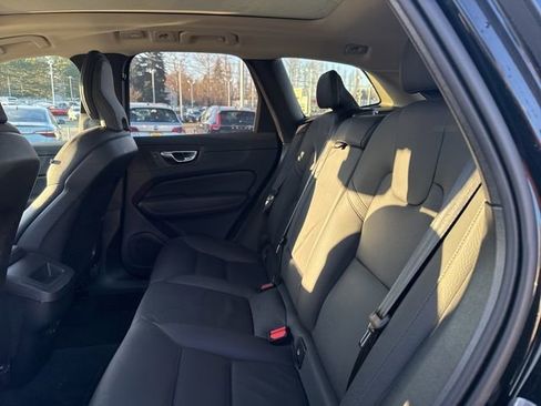 Used 2025 Volvo XC60 B5 Plus image 12