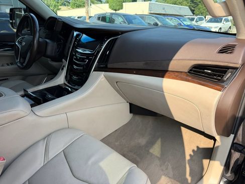 Used 2016 Cadillac Escalade Luxury AWD/4WD image 14