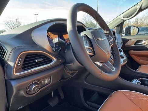 New 2026 Chrysler Pacifica Pinnacle image 2