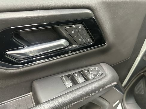 Used 2025 GMC Yukon XL Denali AWD/4WD image 29
