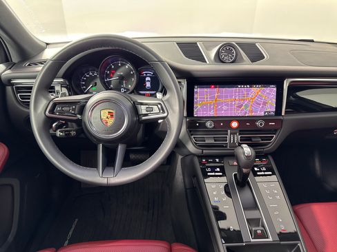 Certified 2025 Porsche Macan image 27