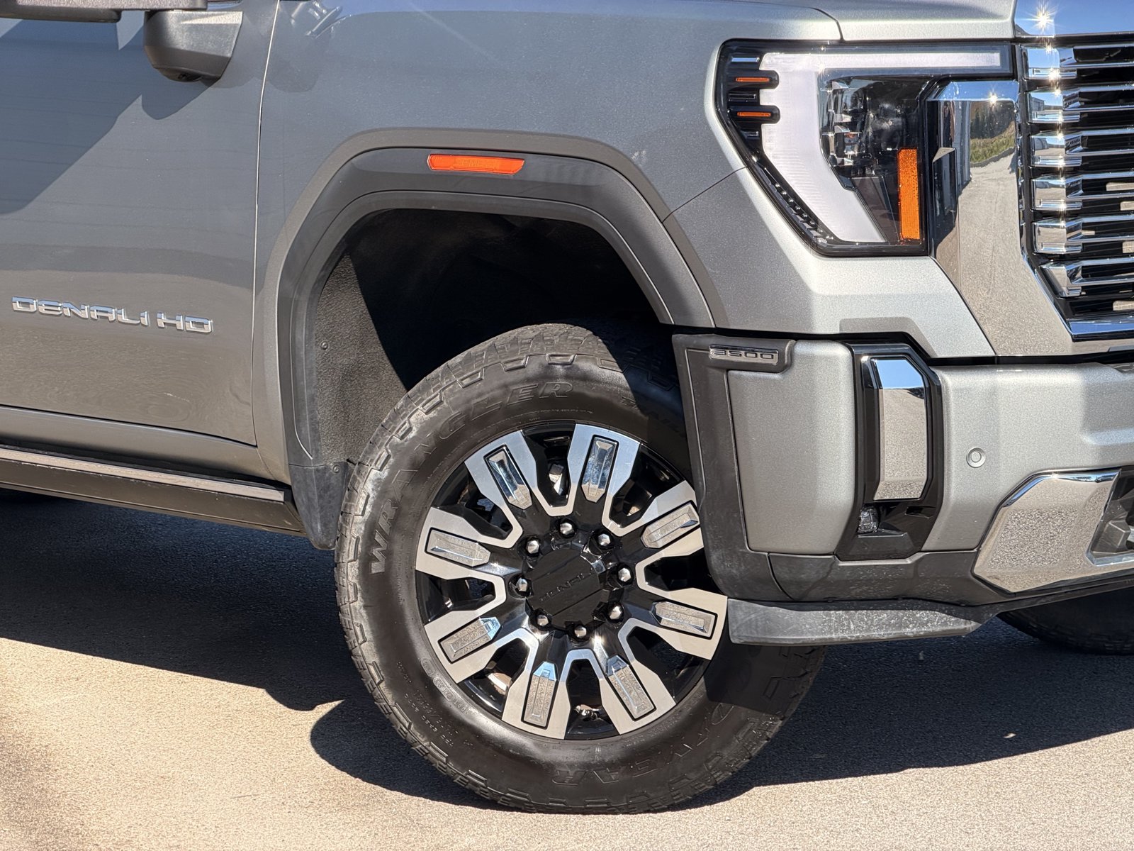 Used 2024 GMC Sierra 3500 Denali w/ Denali Reserve Package AWD/4WD image 3