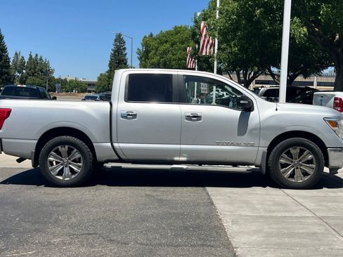 Used 2018 Nissan Titan SV w/ SV Convenience Package RWD image 9