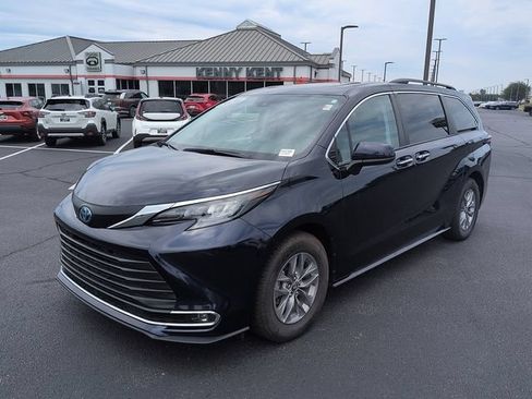 Certified 2024 Toyota Sienna XLE w/ XLE Plus Package FWD image 3