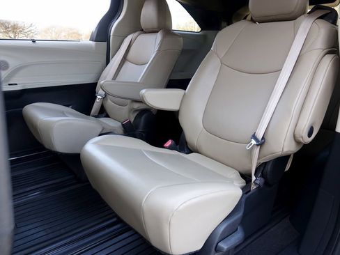 Used 2021 Toyota Sienna XLE w/ XLE Plus Package image 12