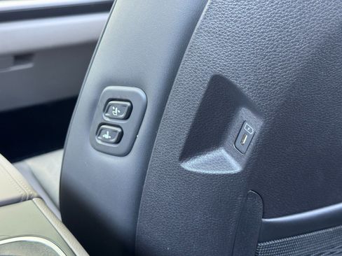 Used 2025 Kia Carnival SX FWD image 40