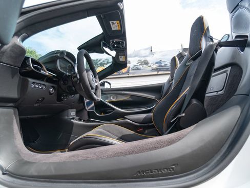 Used 2025 McLaren Artura Spider RWD image 9