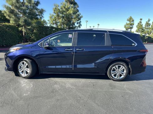 Used 2023 Toyota Sienna Platinum image 3