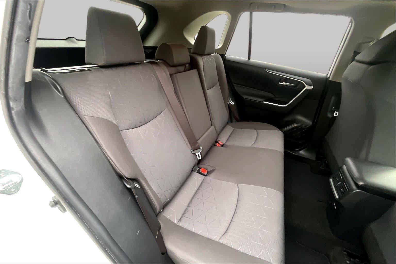 Used 2020 Toyota RAV4 XLE w/ Convenience Package FWD image 34