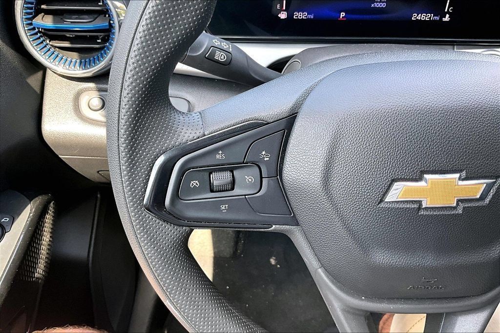 Used 2025 Chevrolet Trax LT FWD image 11