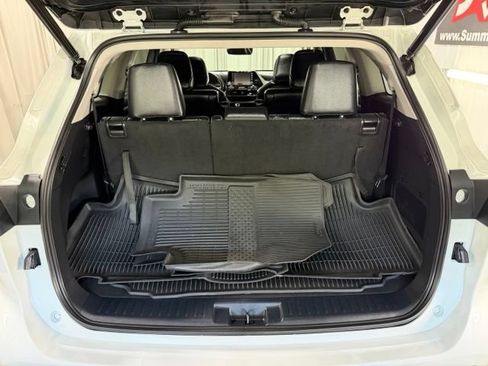 Used 2022 Toyota Highlander XLE AWD/4WD image 9