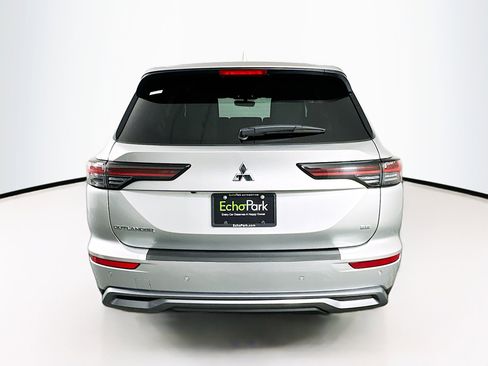 Used 2025 Mitsubishi Outlander SE image 7
