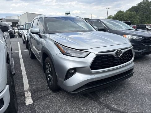 Used 2022 Toyota Highlander XLE AWD/4WD image 2