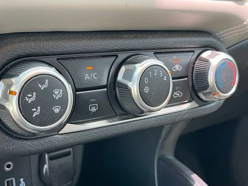 Used 2020 Nissan Versa SV FWD image 16