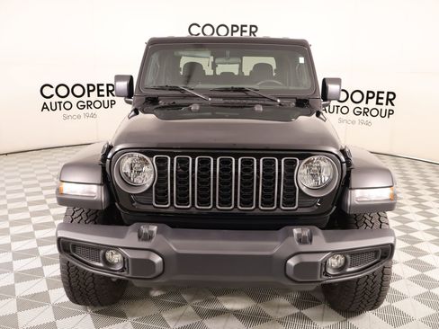 Used 2025 Jeep Gladiator Sport AWD/4WD image 8