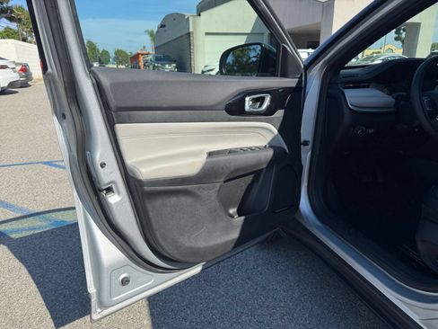 Used 2025 Jeep Compass Limited AWD/4WD image 18