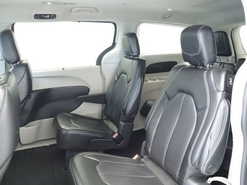 Certified 2023 Chrysler Pacifica Touring-L FWD image 21
