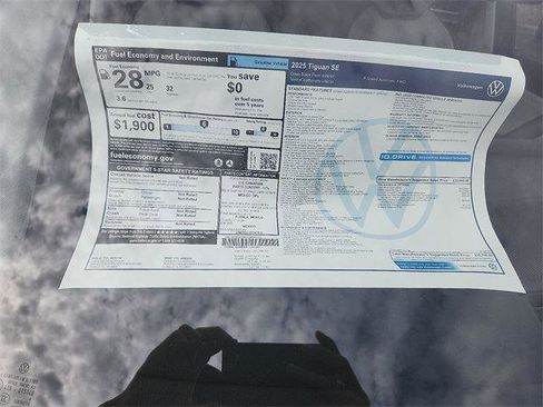 New 2025 Volkswagen Tiguan SE image 21