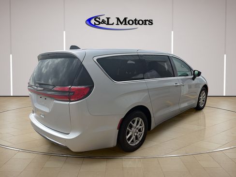 Certified 2024 Chrysler Pacifica Touring-L FWD image 7