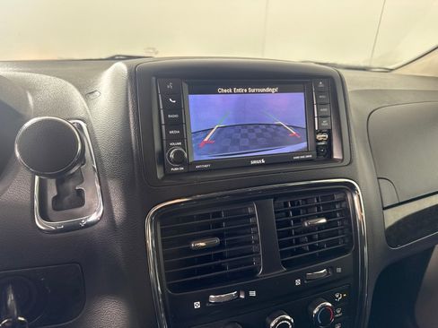 Used 2018 Dodge Grand Caravan SE w/ UConnect Hands-Free Group image 18