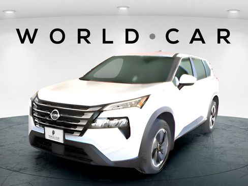 Used 2025 Nissan Rogue SV image 3