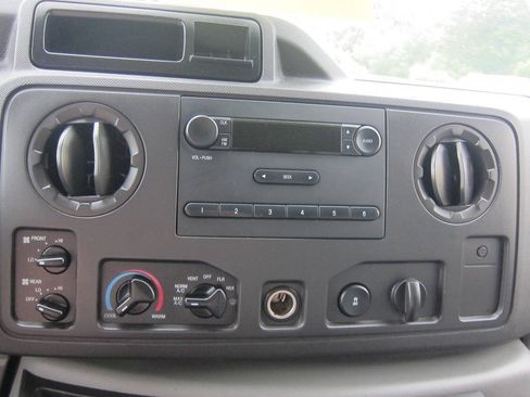 Used 2009 Ford E-350 and Econoline 350 XLT RWD image 11