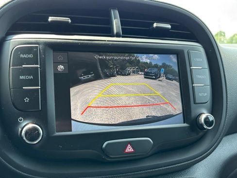 Used 2025 Kia Soul LX w/ LX Technology Package FWD image 17