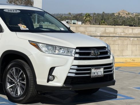 Used 2019 Toyota Highlander XLE w/ Carpet Mat Package (TMS) FWD image 3