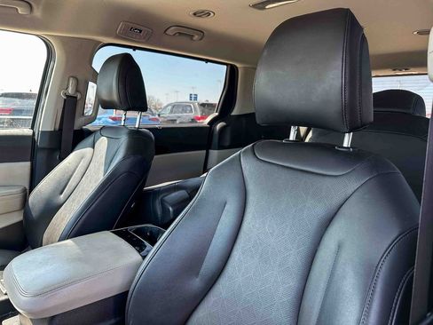 Used 2022 Kia Carnival EX image 6