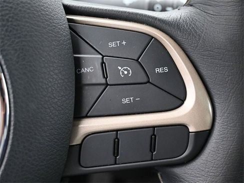 Used 2017 Jeep Renegade Latitude w/ Popular Equipment Group image 18