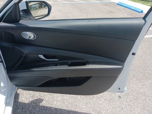 Used 2025 Hyundai Elantra SE FWD image 17