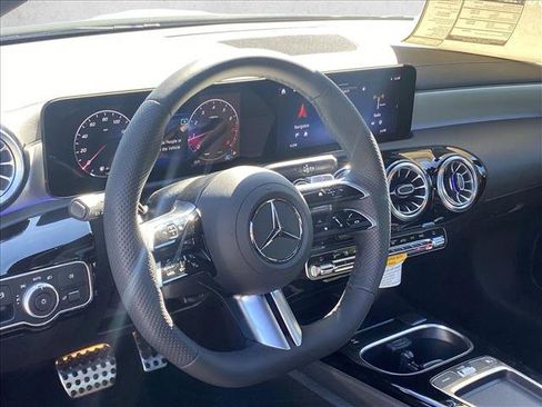 Used 2025 Mercedes-Benz CLA 250 image 3