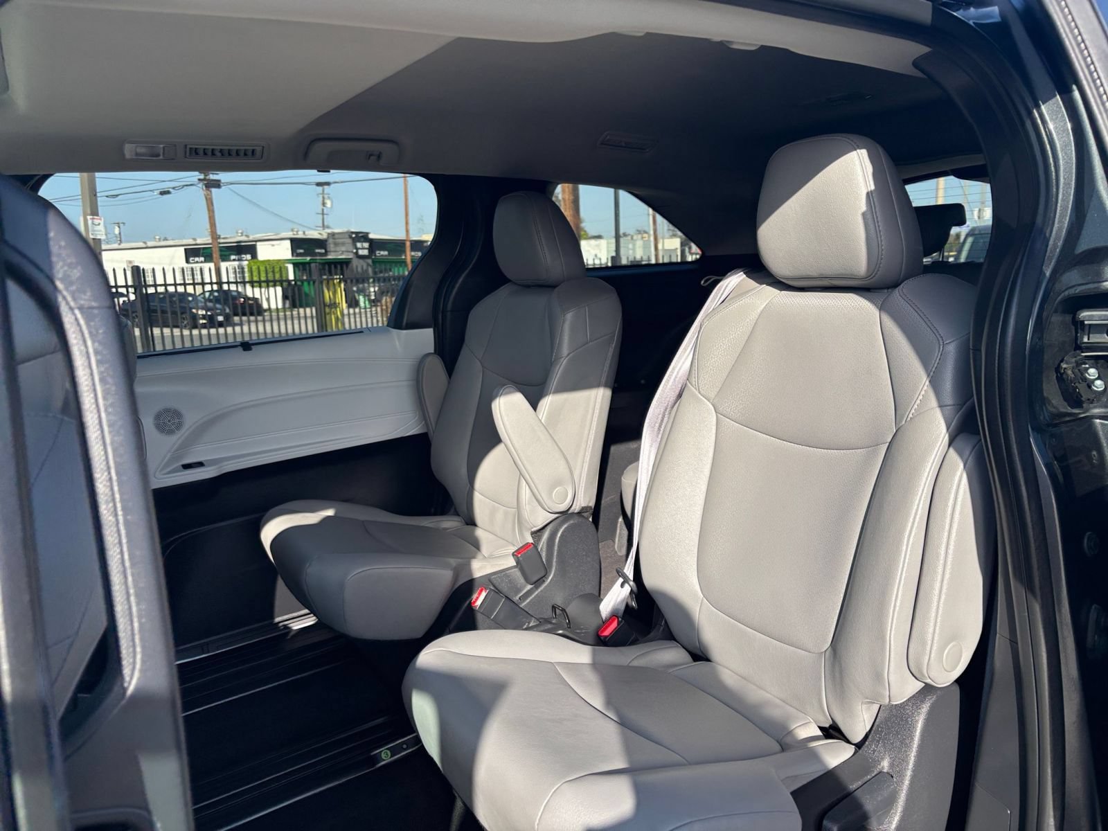 Used 2025 Toyota Sienna XLE FWD image 26